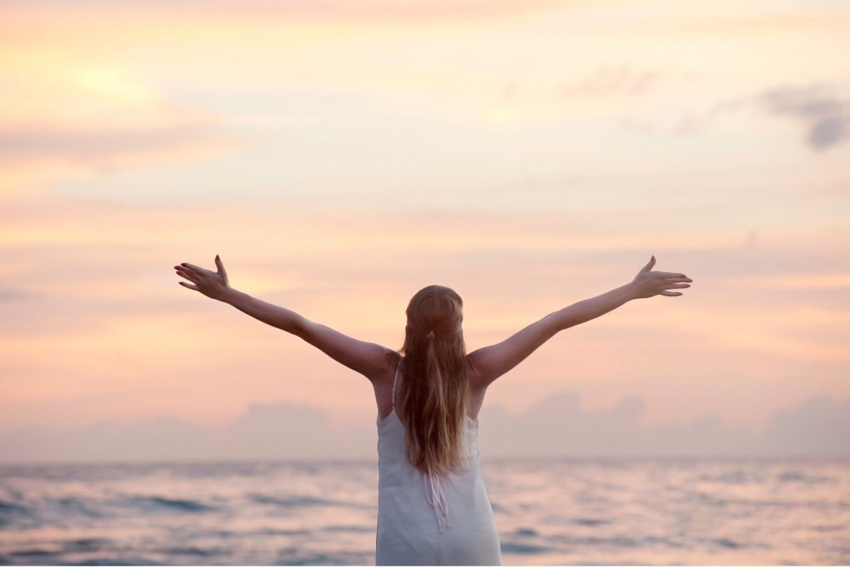 Young woman at the ocean